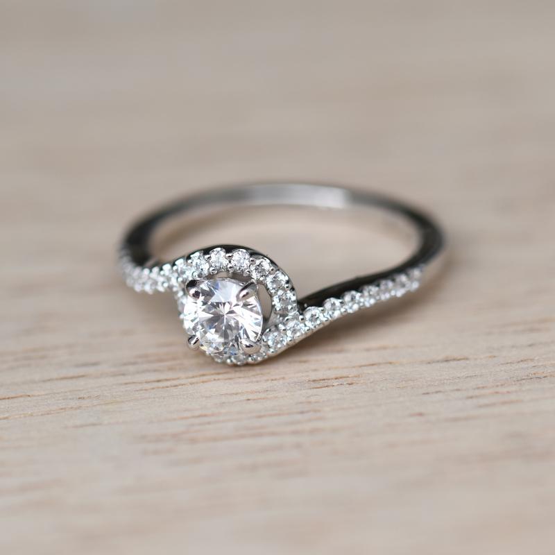 Zásnubný prsteň s moissanitem a diamantmi 66181