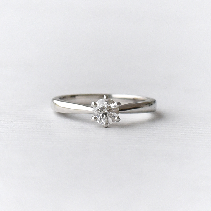 Luxusní platinový prsten s diamantem 69691