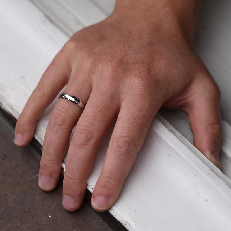 Pokrivený platinový snubný prsteň s lesklým povrchom 76501