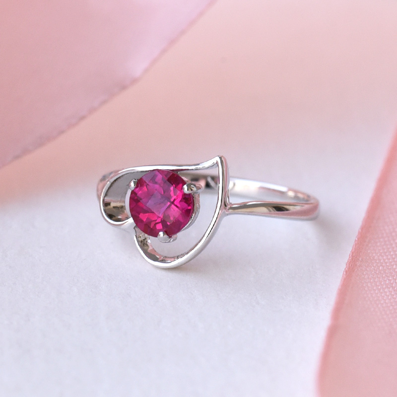 Striebroný romantický prsteň s rubínom v tvare srdca