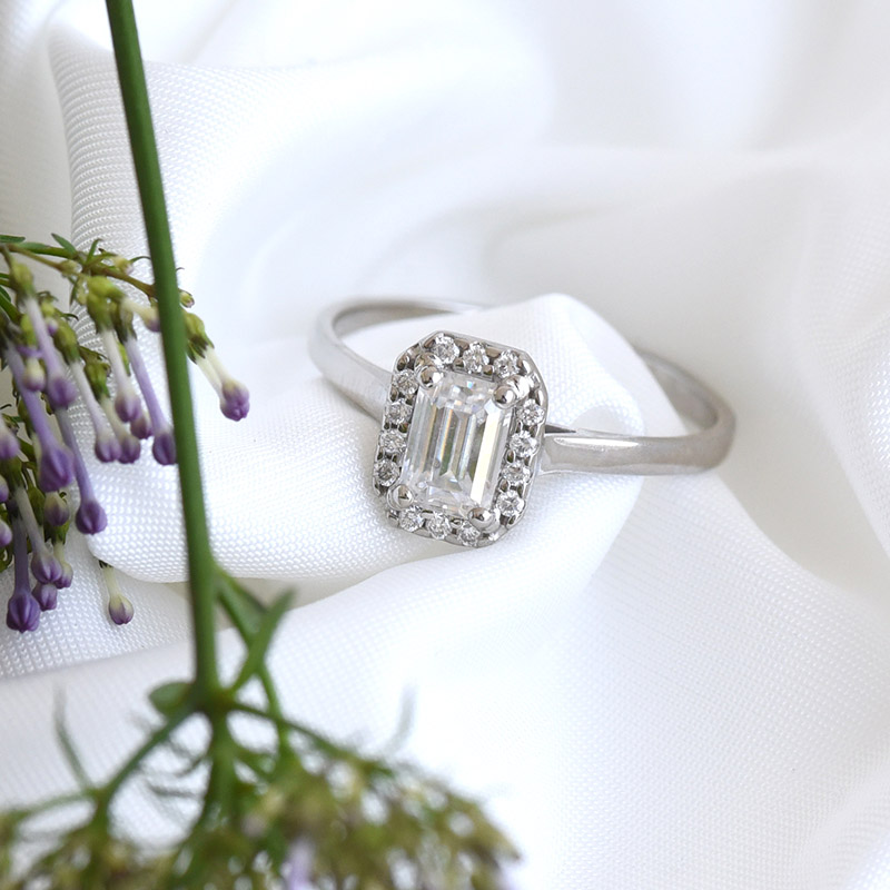 Platinový zásnubný prsteň s emerald diamantom 82431