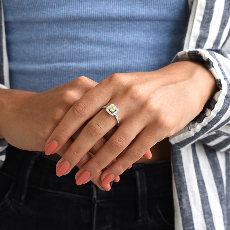 Zásnubný prsteň so žltým centrálným diamantom 84341