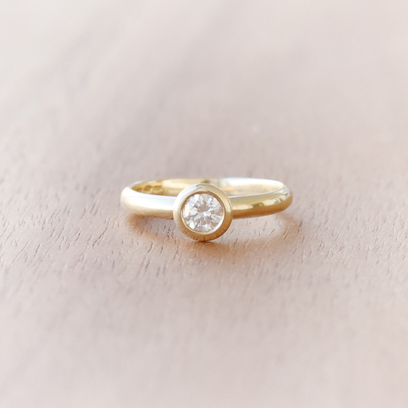 Zlatý zásnubný prsteň s diamantom 89181