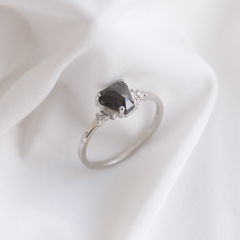 Zlatý prsteň s diamantom 90251