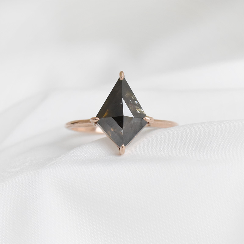 Minimalistický prsteň s diamantom 91031