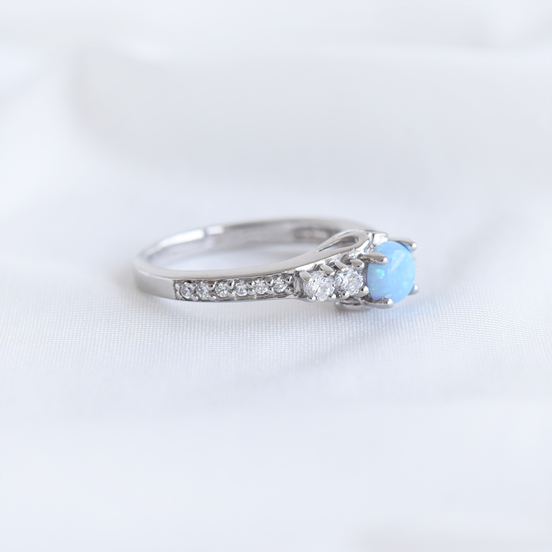 Prsteň s modrým opálom a zirkónmi 93501