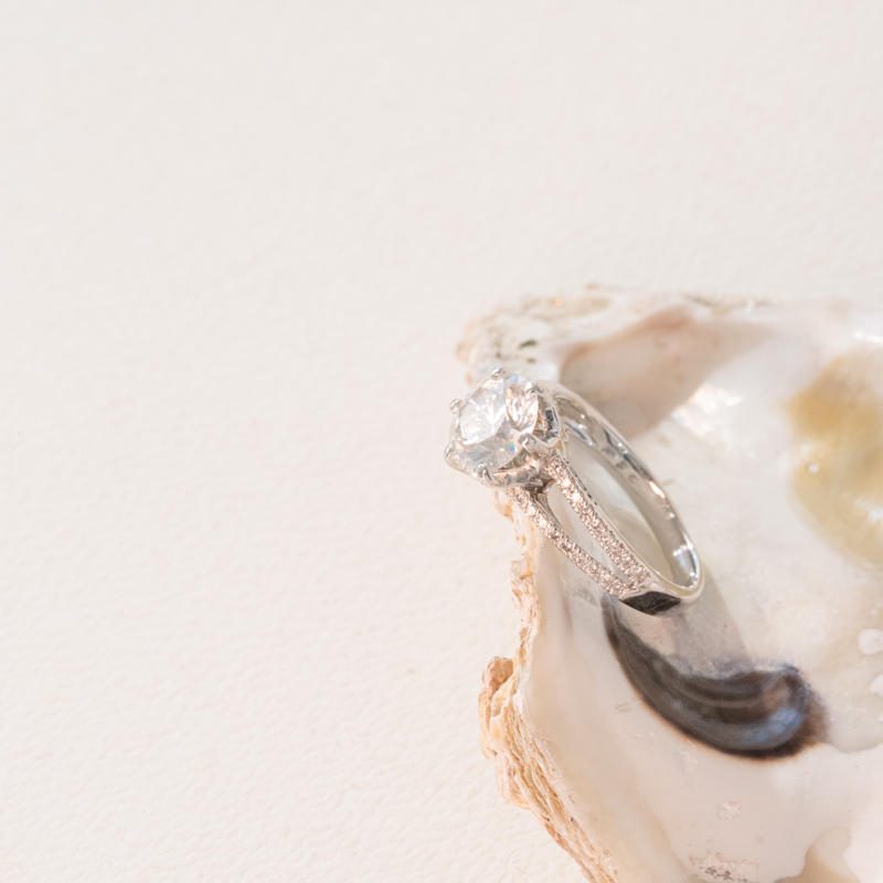 Zásnubný prsteň s moissanitom a diamantmi Leona 100952
