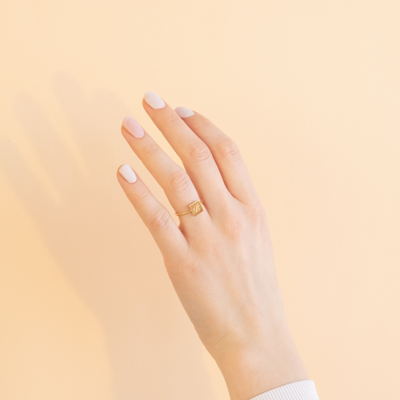 Štvorcový prsteň s gravírom písmena Jill 101092