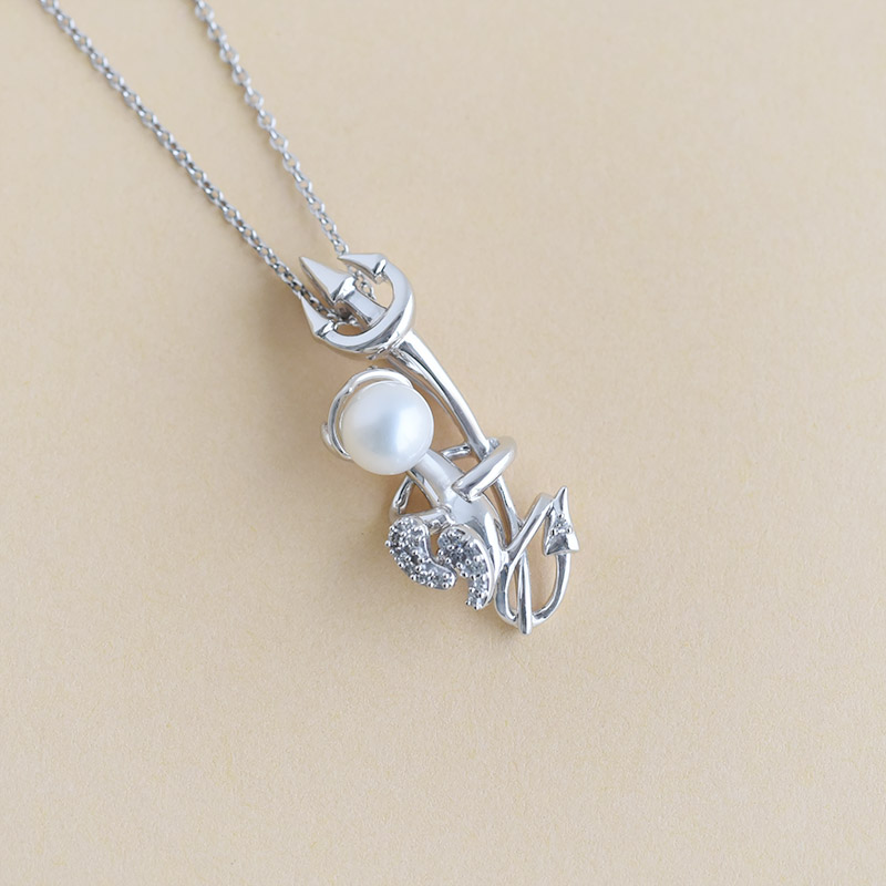 Strieborný čert v náhrdelníku s perlou a lab-grown diamantmi Devil 104252