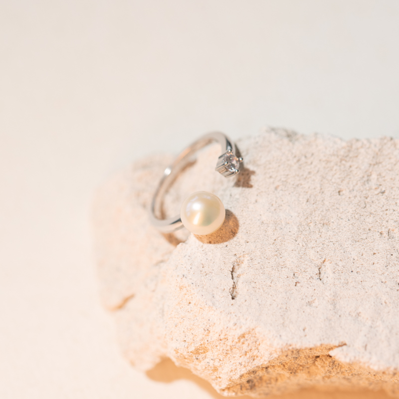 Strieborný prsteň s bielou perlou a zirkónom Hana 104662