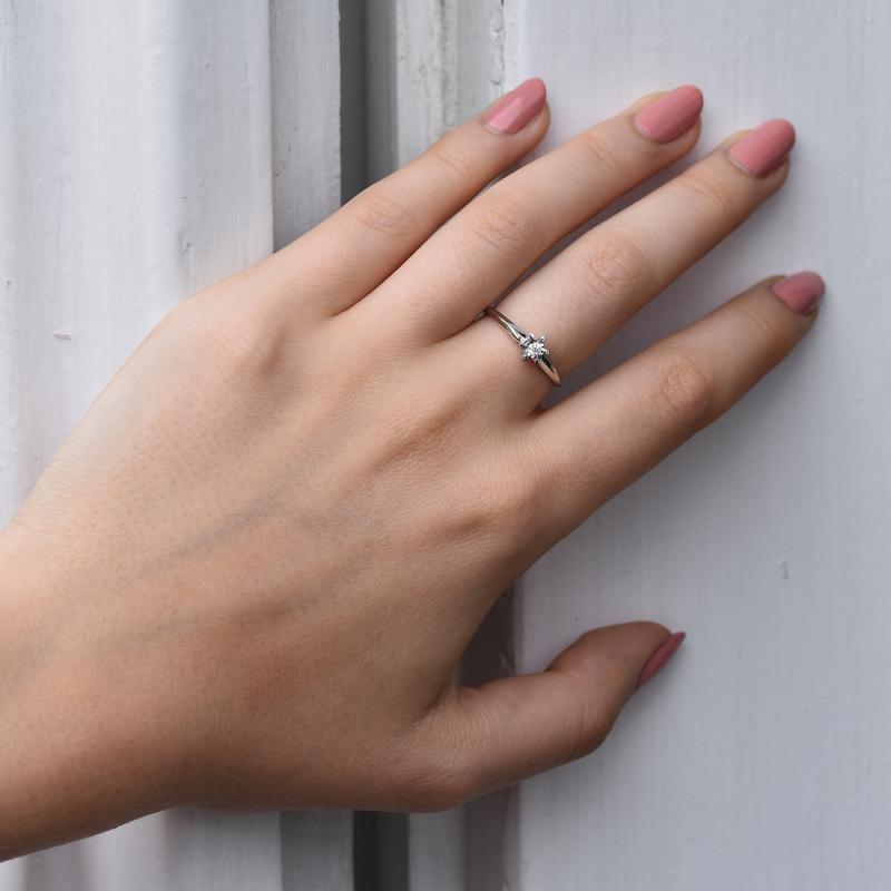 Zásnubný prsteň v štýle solitér s moissanitom Noble 105212