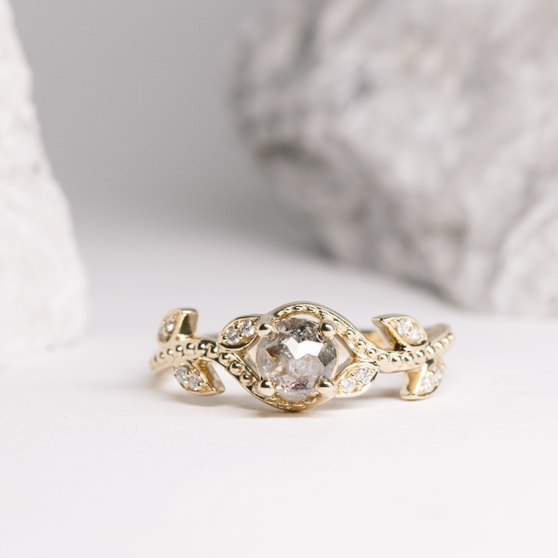 Zásnubný prsteň se salt and pepper diamantom a lab-grown diamantmi Timothy 115792