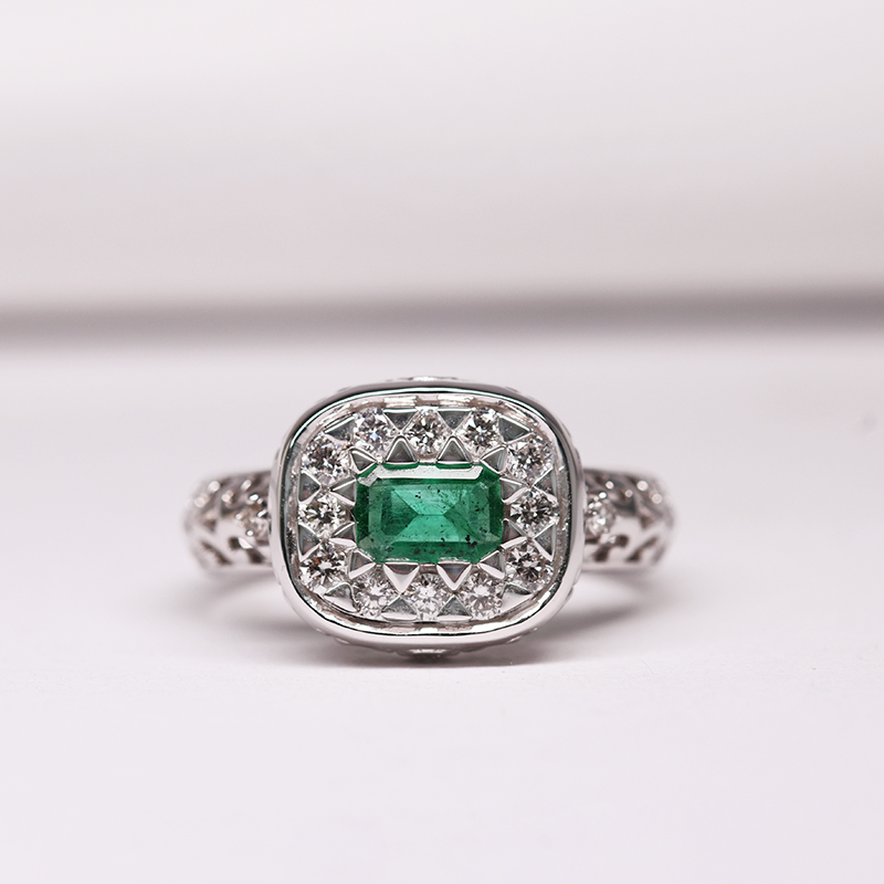 Zlatý prsteň s emerald smaragdom a diamantmi Huzil 116062