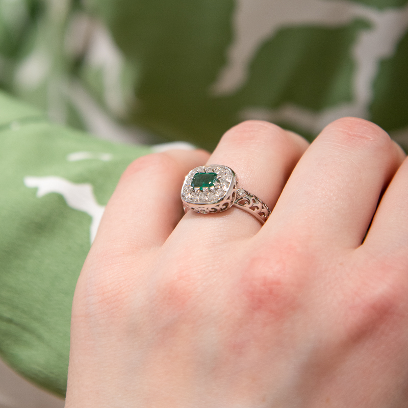 Zlatý prsteň s emerald smaragdom a diamantmi Huzil 118622