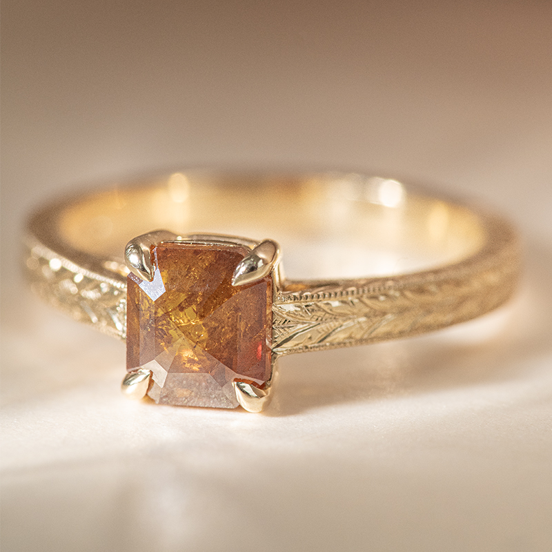 Ručne rytý prsteň s emerald salt and pepper diamantom Tulia 120282