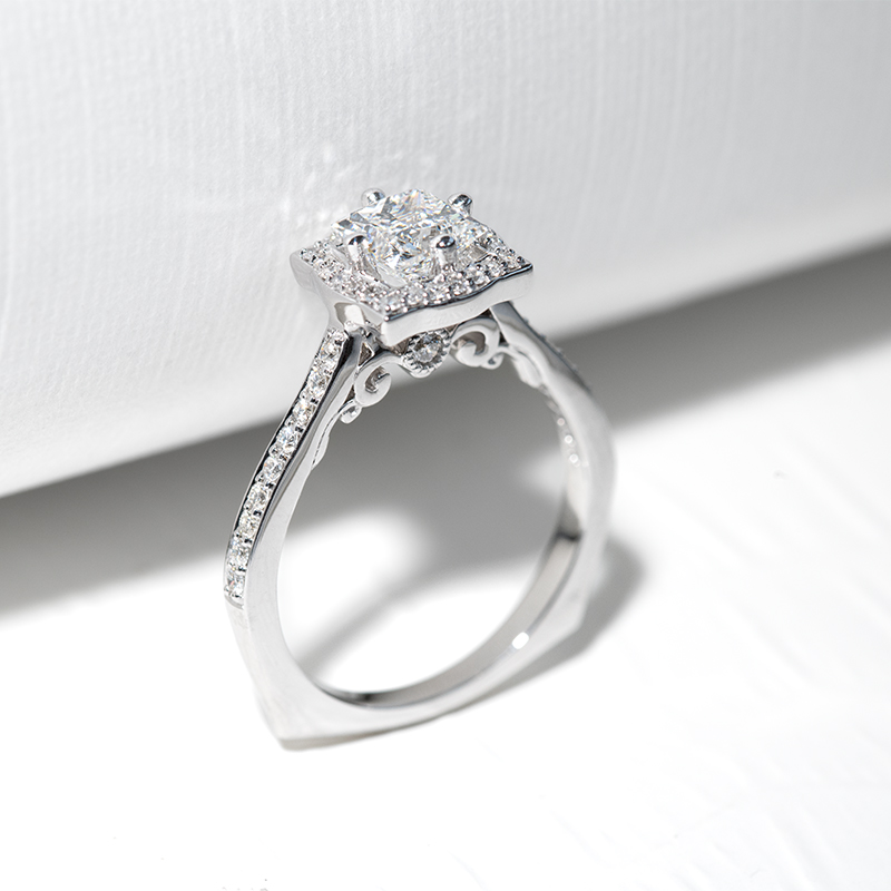 Halo zásnubný prsteň s princess diamantom Moani 126102
