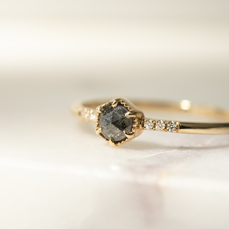 Zlatý prsteň s jedinečným salt and pepper diamantom Hiroko 129692