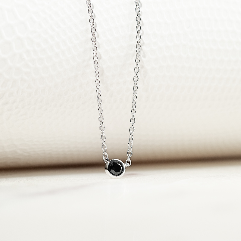 Minimalistický náhrdelník s čiernym diamantom Vieny 132632
