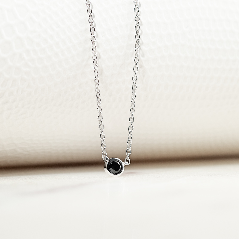 Minimalistický náhrdelník s čiernym diamantom Vieny