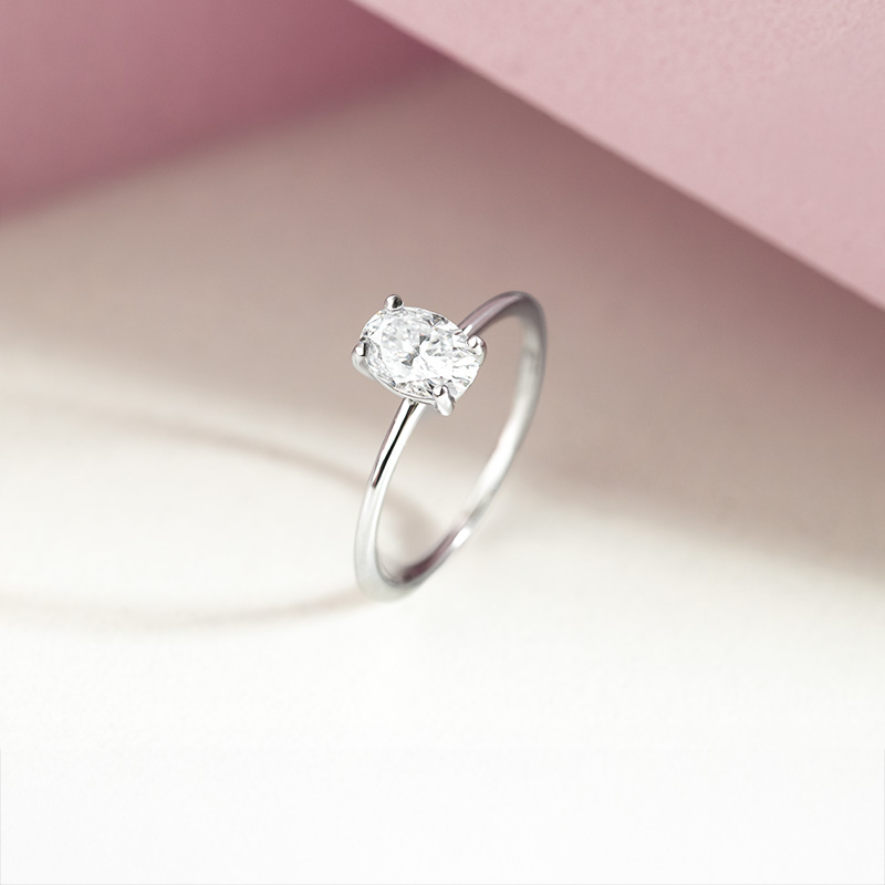 Elegantný zásnubný prsteň s oval moissanitom s výberom veľkosti Frost
