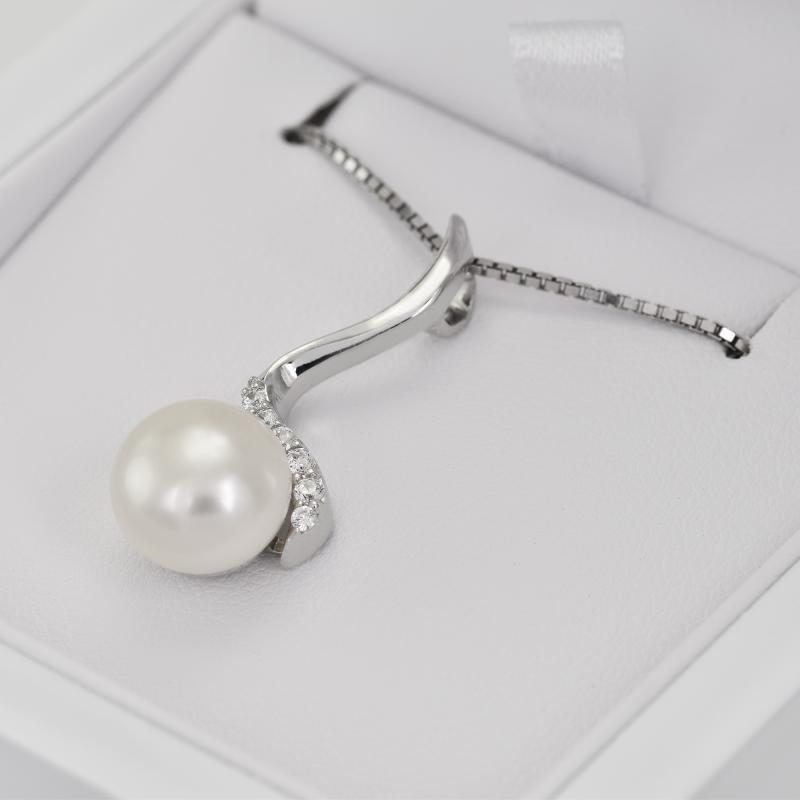 Strieborný prívesok s bielou perlou a zirkónmi 23092