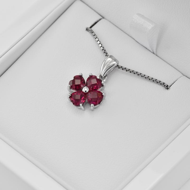 Rubínový kvet v striebornom náhrdelníku 32532