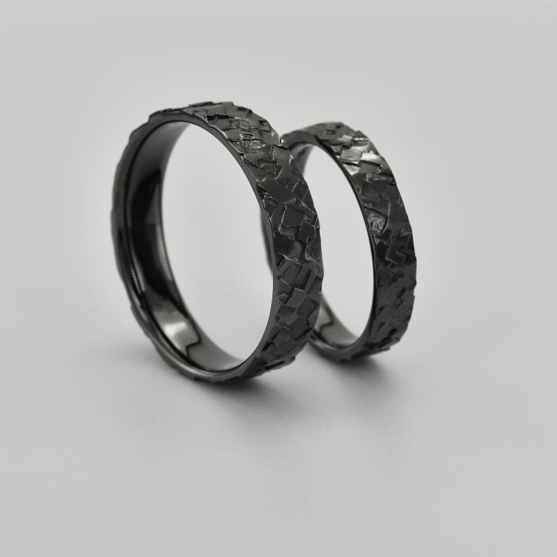 Zlaté svadobné prstene s reliéfnym povrchom a čiernym rhodiom 40132