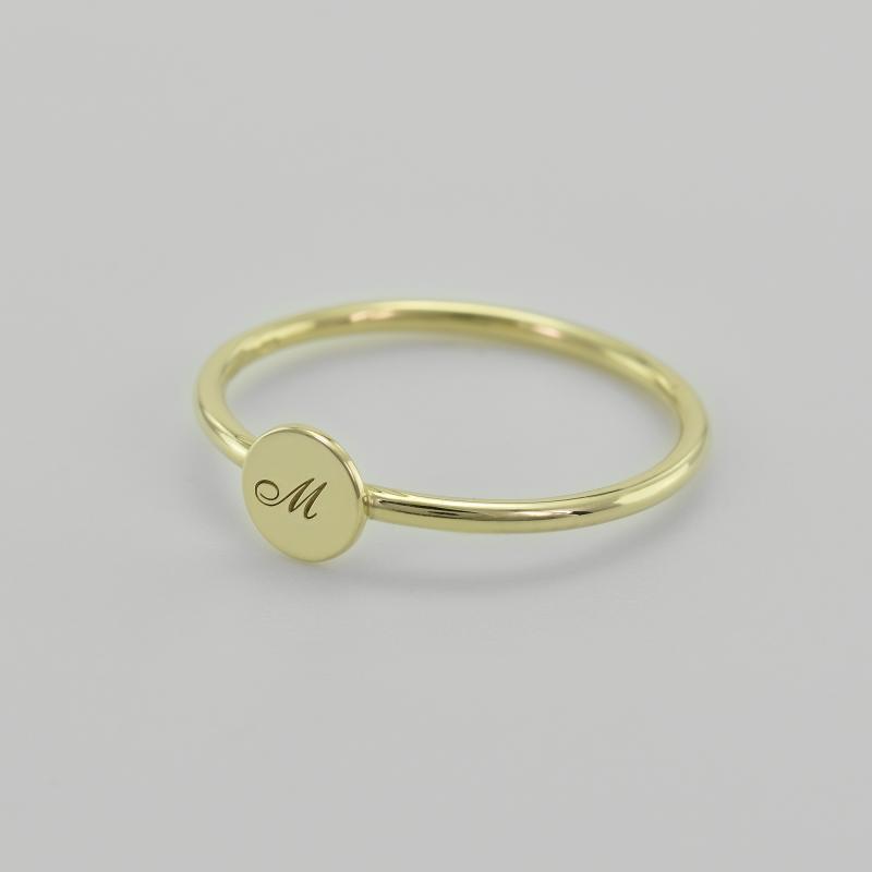 Zlatý prsteň s gravírom písmena Madya 42332