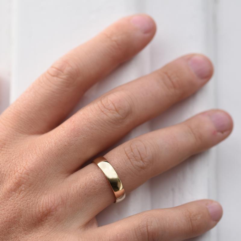Komfortné pánsky snubný prsteň z ružového zlata s lesklým povrchom 47542