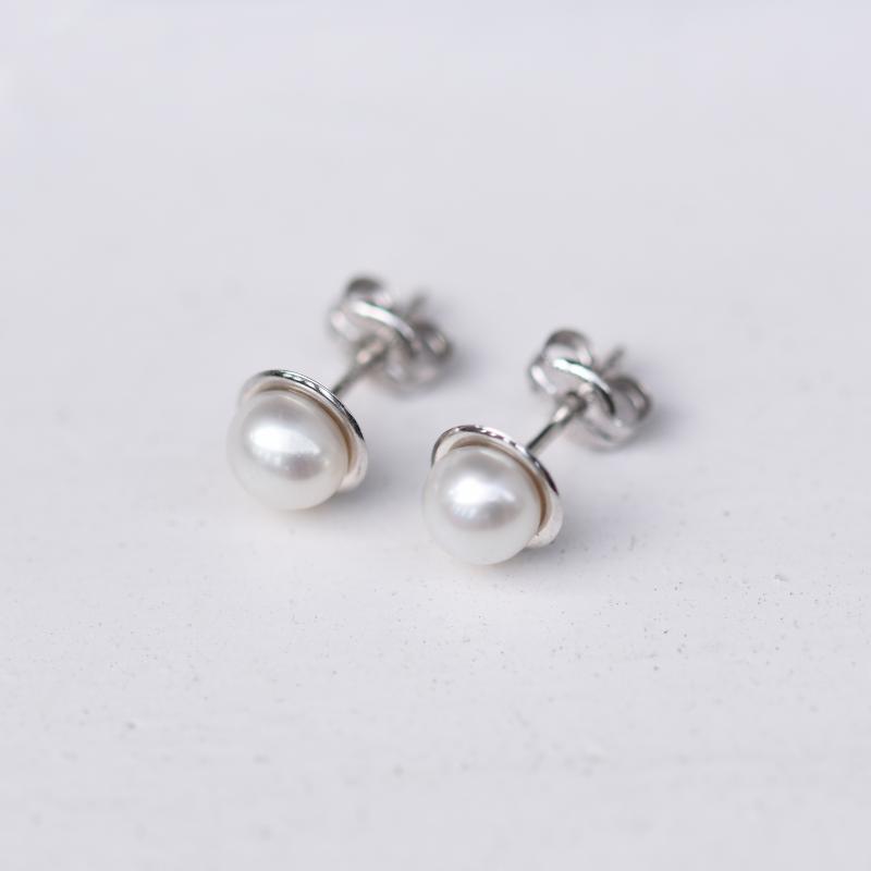 Minimalistické perlové náušnice 48902