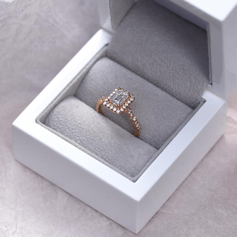 Zásnubný prsteň s emerald diamantom v halo štýle 49612
