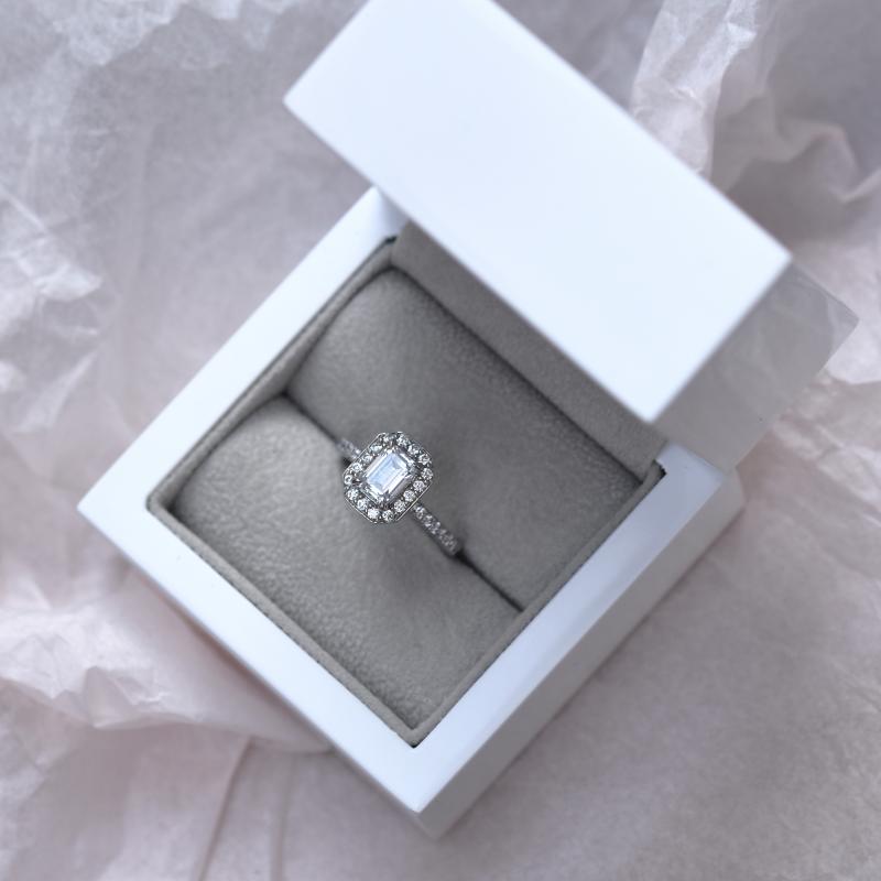 Zásnubný prsteň s postrannými diamantmi
