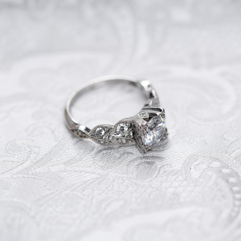 Romantický zásnubný vintage prsteň s diamantmi 49652