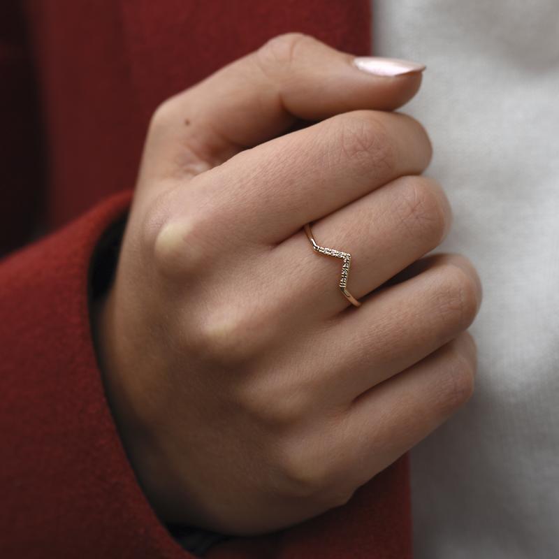 Elegantný zlatý vykrojený snubný prsteň s diamantmi 49912