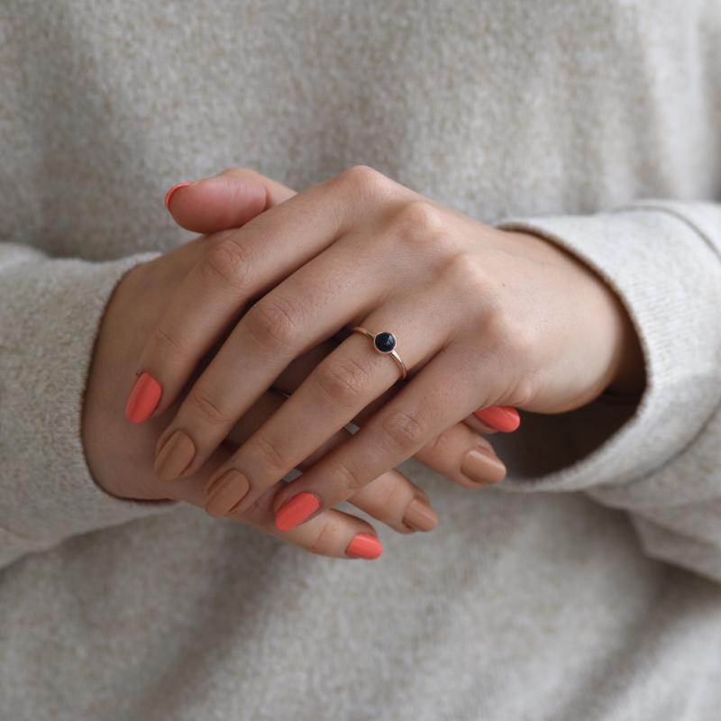 Zlatý minimalistický prsten s čiernym opálom 52362
