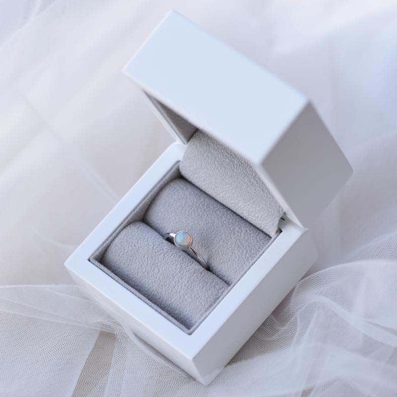 Minimalistický prsteň s bielym opálom 52392