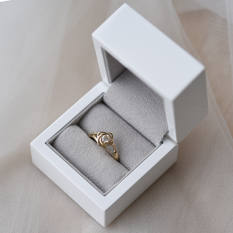 Zásnubný zlatý prsteň v tvare ruže s diamantmi 58062