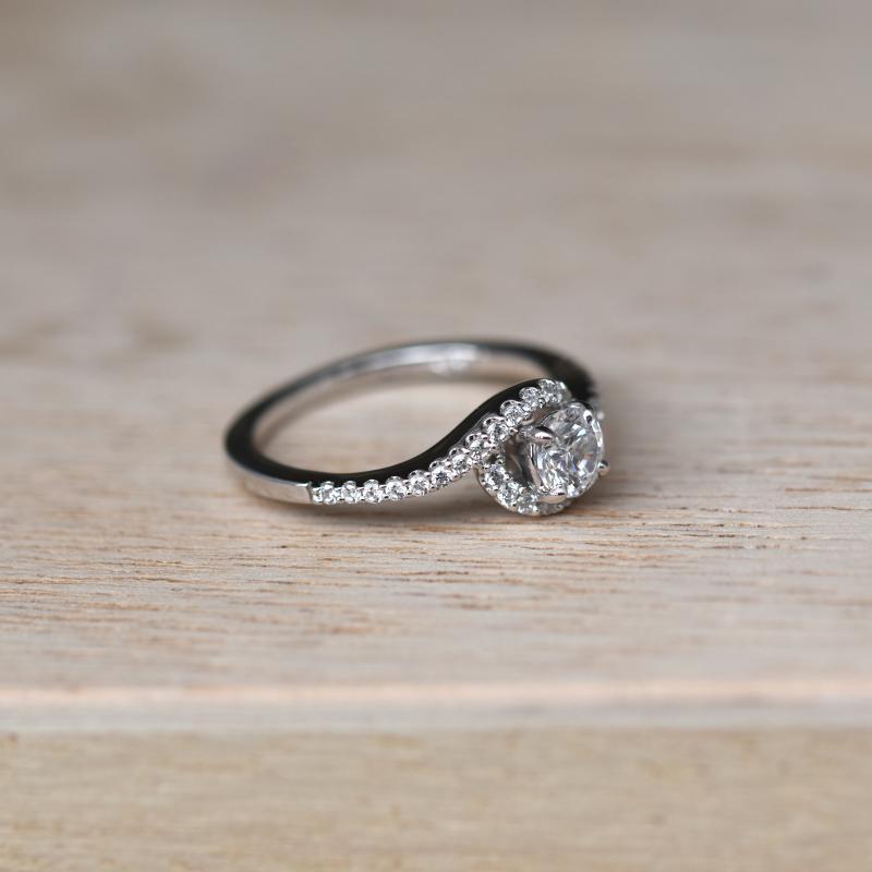 Elegantný prsteň s moissanitom a diamantmi 66182