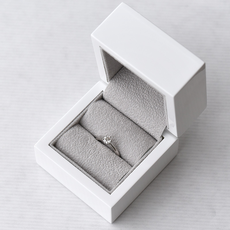 Platinový zásnubný prsteň s diamantom 69692