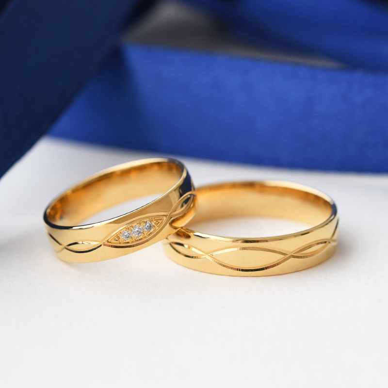 Snubné prstene zo zlata s gravírom a diamantmi 76302