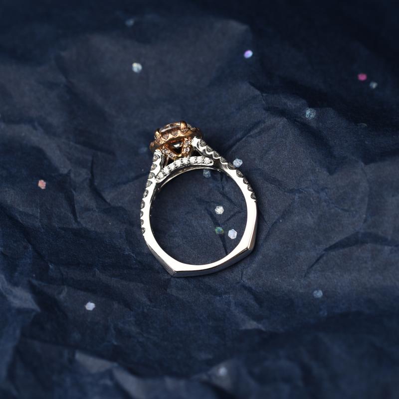Zlatý romantický prsteň s diamantmi v halo štýle