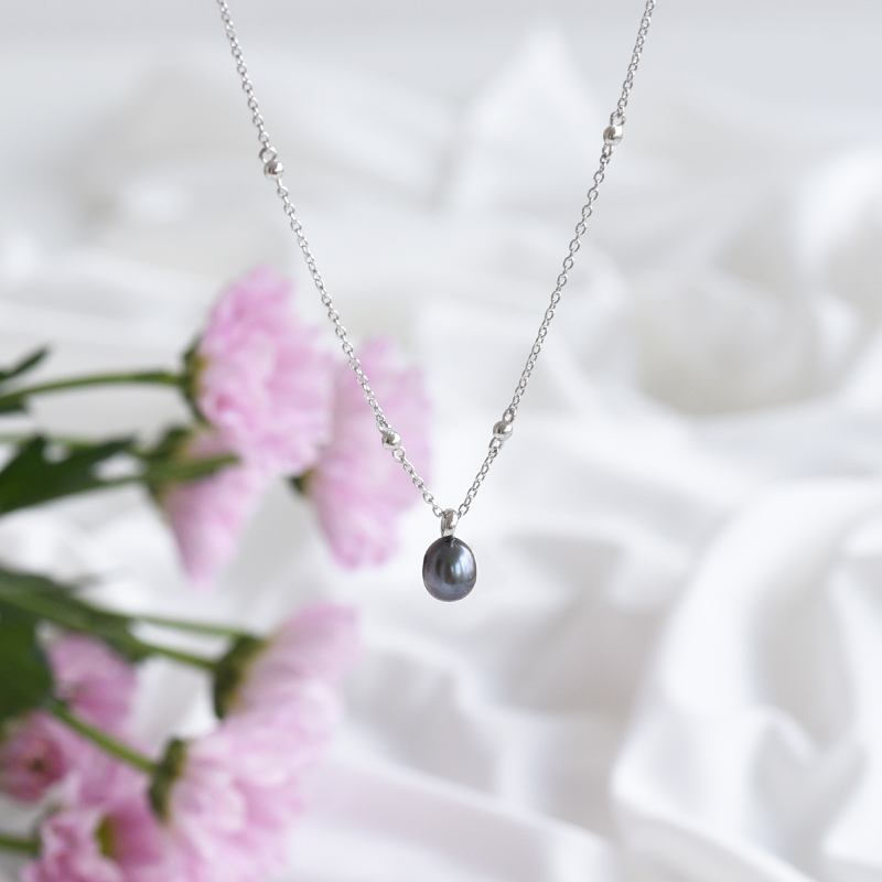 Elegantný náhrdelník s čiernou perlou 83572
