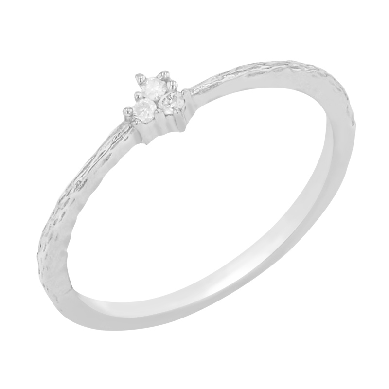 Strieborný diamantový prsteň s tepaným povrchom
