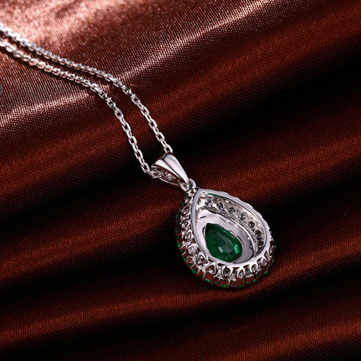 Náhrdelník plný smaragdov a diamantov 9842
