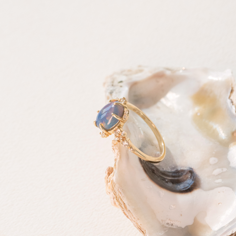 Zlatý zásnubný prsteň s opálom a diamantmi Lacie 101123