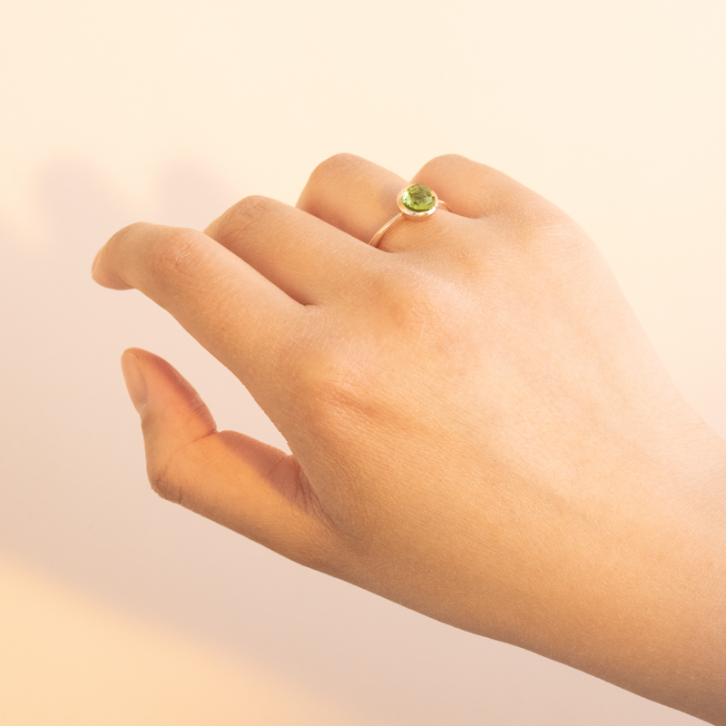 Minimalistický prsteň z ružového zlata s olivínom Remi 102083