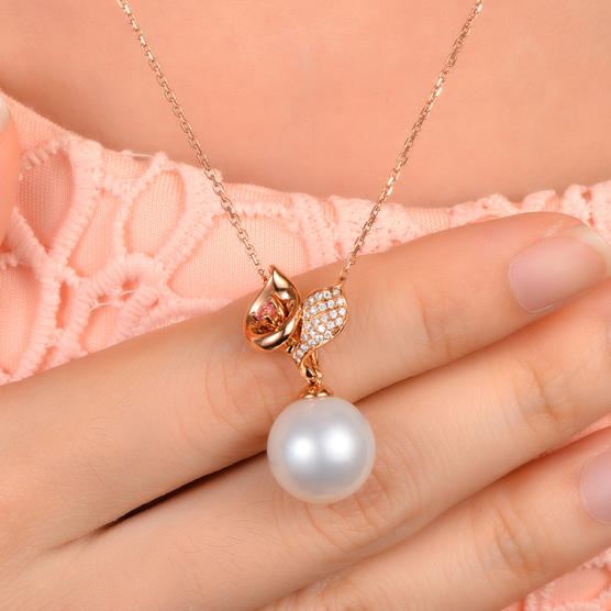 Biela perla v zlatom náhrdelníku 10273