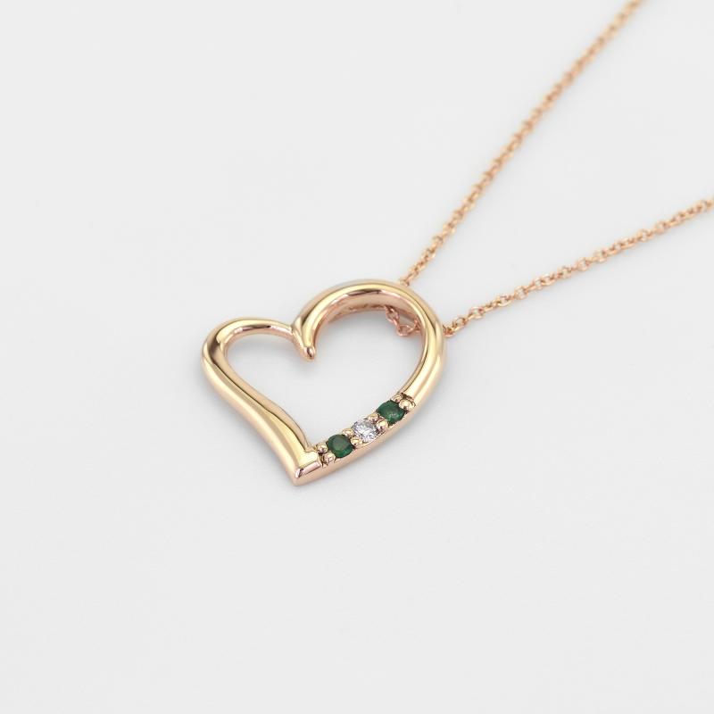 Strieborný prívesok srdce so smaragdmi a diamantom Janey 103583