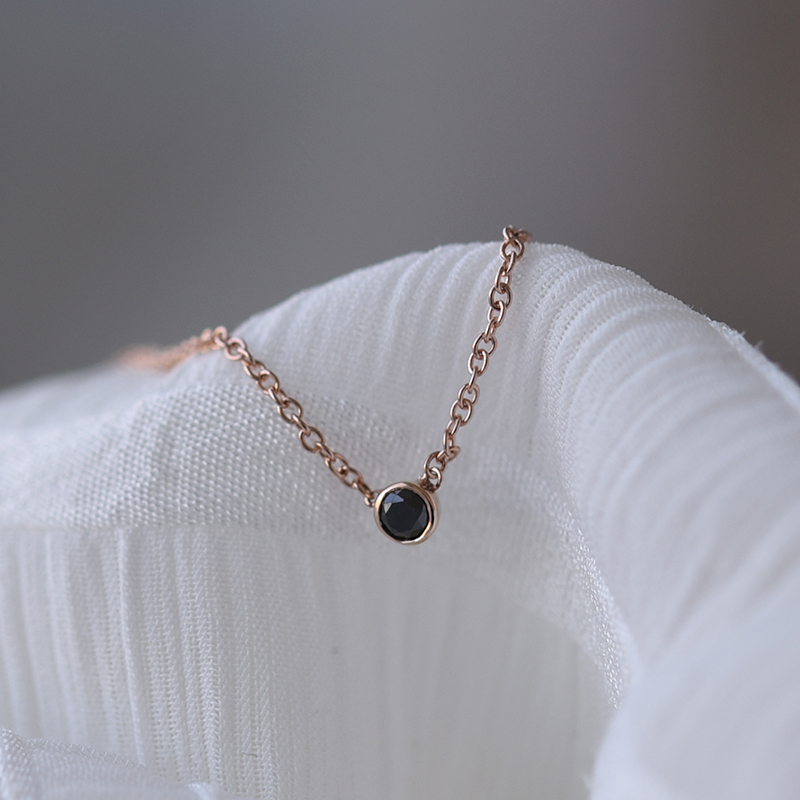 Strieborný minimalistický náhrdelník s čiernym diamantom Vieny 103653