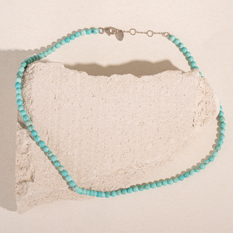 Strieborný náhrdelník s howlitovými korálkami Caroline 104443